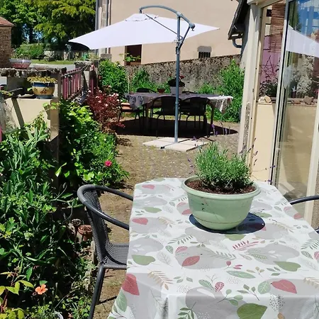 Holiday home Maison Entiere Ou D'hotes Belle Campagne En Combrailles Saint-Julien-la-Genete